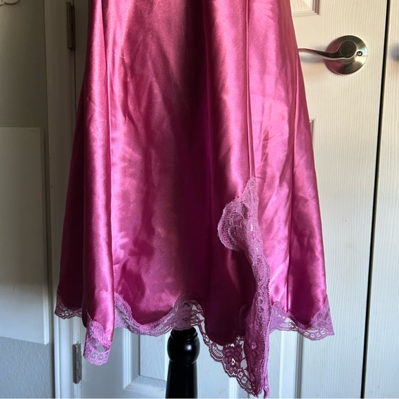 Delicates pink satin and lace negligee - Picture 3 of 5